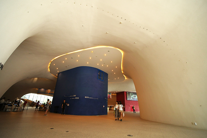 台湾台中旅行　日本の建築家伊藤豊雄氏が設計した「台中国立歌劇院」の雑貨売り場