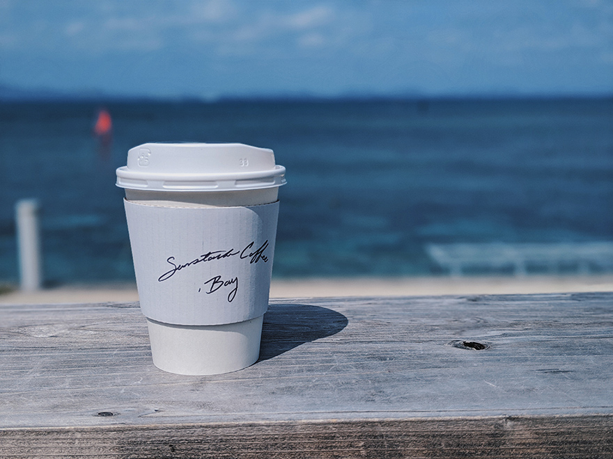 沖縄県うるま市　海の駅あやはし館の一角にあるカフェ「Sunstache Coffee ,Bay（サンスタッシュコーヒー ベイ）」のコーヒー 