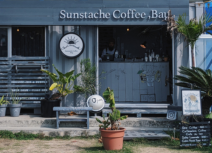 沖縄県うるま市　海の駅あやはし館の一角にあるカフェ「Sunstache Coffee ,Bay（サンスタッシュコーヒー ベイ）」 
