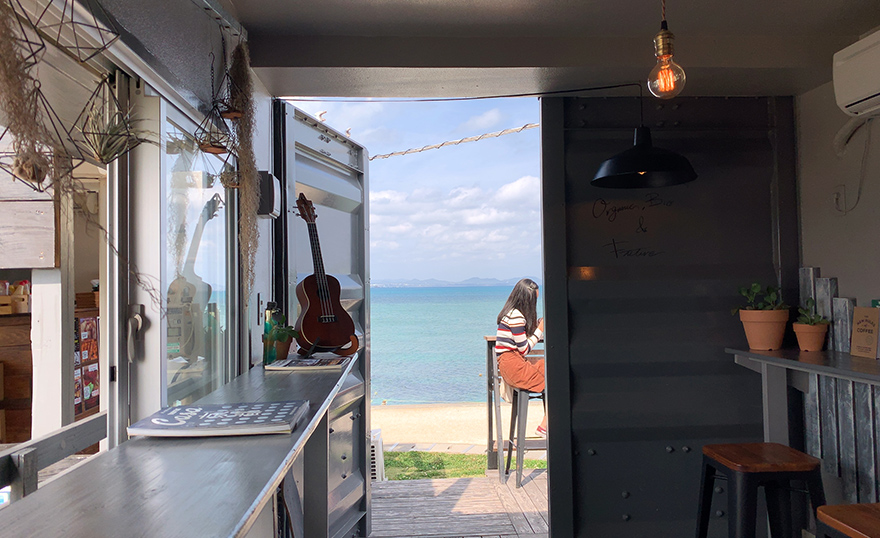 沖縄県うるま市　海の駅あやはし館の一角にあるカフェ「Sunstache Coffee ,Bay（サンスタッシュコーヒー ベイ）」 