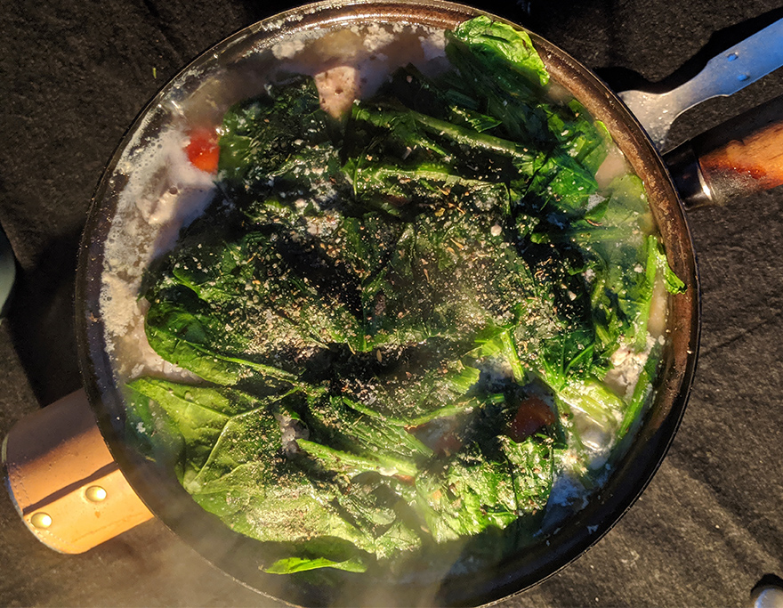 フライパンでつくるキャンプ料理「秋鮭と牛肉のすき焼き」